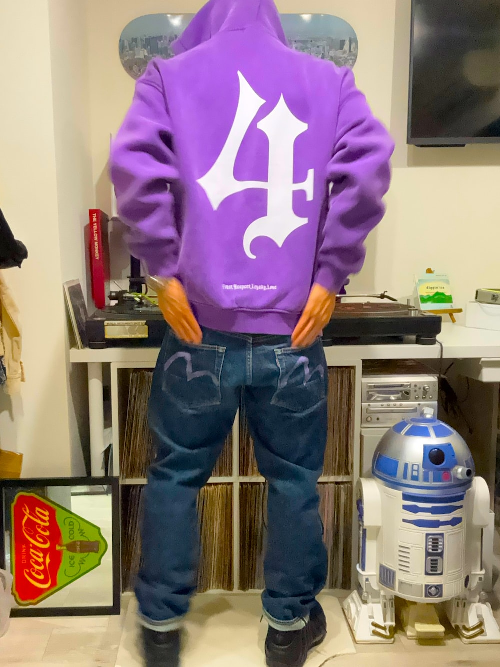 グレー系のMA-1、パープル系のパーカー、ブルー系のデニムパンツを着用したメンズの春コーディネートの2枚目の写真