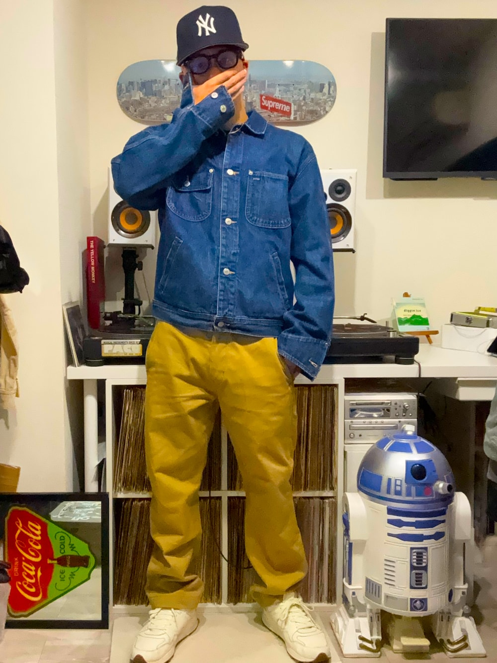 ブルー系のデニムジャケット、ベージュ系のチノパンツ、ホワイト系のスニーカーを着用したメンズの春コーディネートの2枚目の写真