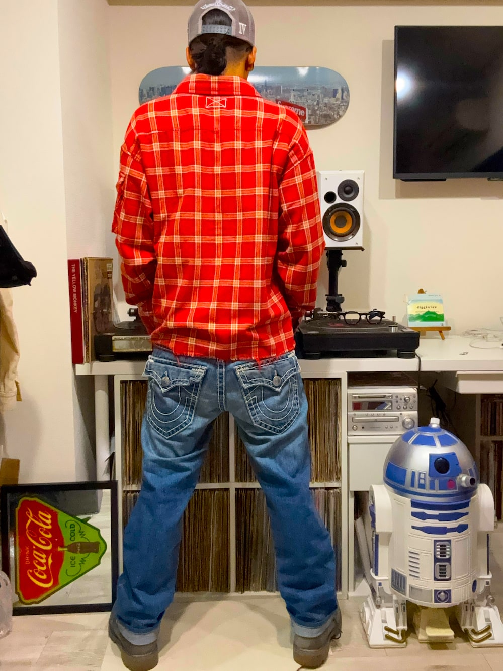 レッド系のシャツ/ブラウス、ブルー系のデニムパンツ、グレー系のブーツを着用したメンズの春コーディネートの2枚目の写真