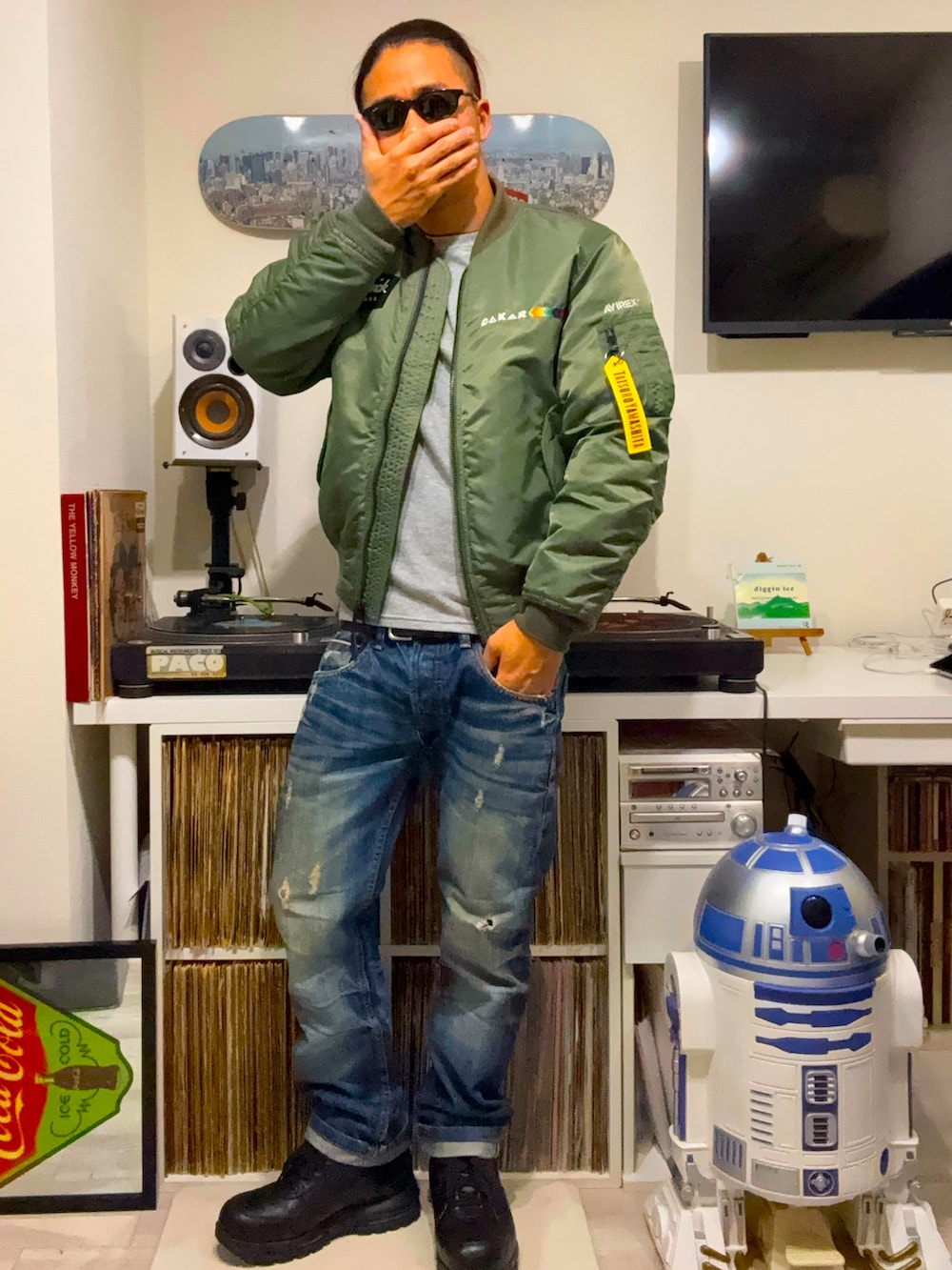 グレー系のTシャツ/カットソー、グリーン系のMA-1、イエロー系のMA-1を着用したメンズの春コーディネートの2枚目の写真