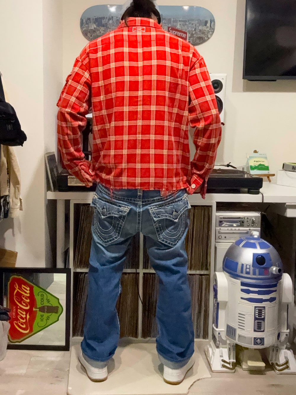 レッド系のシャツ/ブラウス、ブルー系のデニムパンツ、ホワイト系のスニーカーを着用したメンズの春コーディネートの2枚目の写真