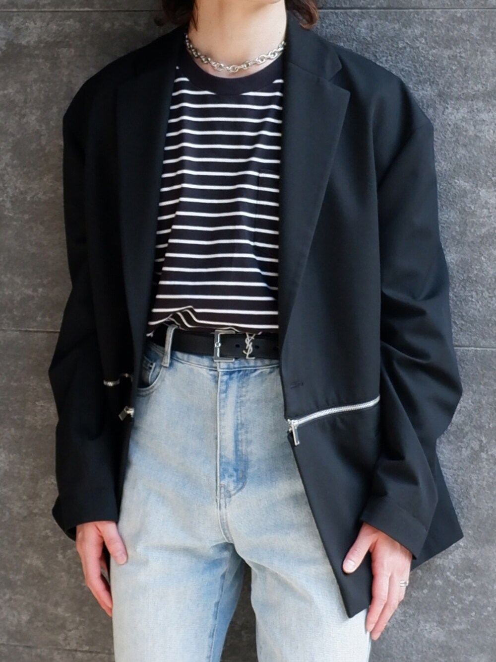 ブラック系のブーツ、ブラック系のTシャツ/カットソー、ブラック系のテーラードジャケットを着用したメンズの春コーディネートの2枚目の写真