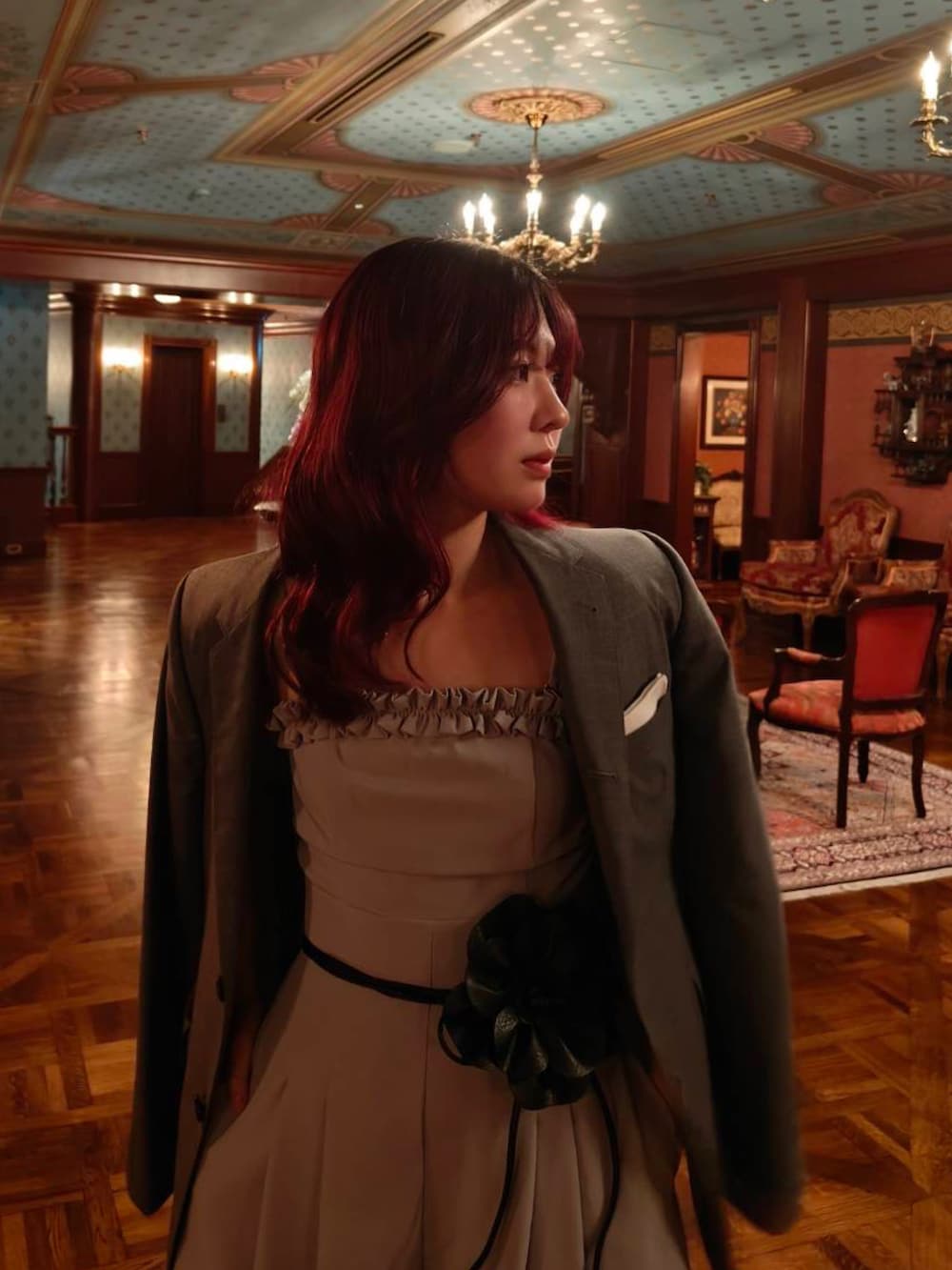 ブラック系のローファー、グレー系のつなぎ/オールインワン、ブラック系のベルトを着用したレディースの秋コーディネートの2枚目の写真