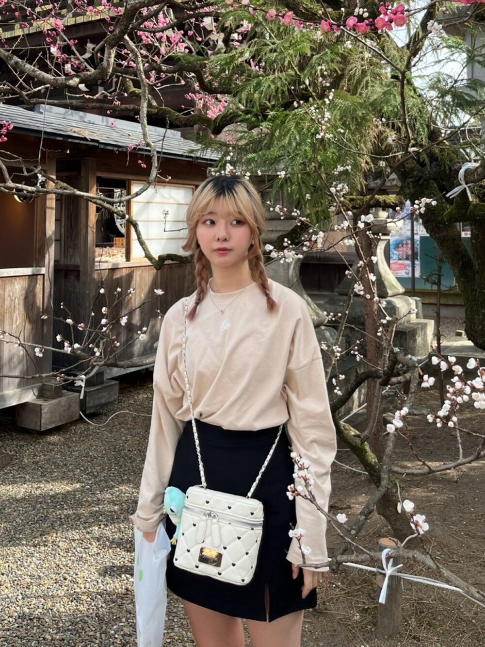 ベージュ系のTシャツ/カットソー、ホワイト系のショルダーバッグ、ブラック系のローファーを着用したレディースの秋コーディネートの3枚目の写真