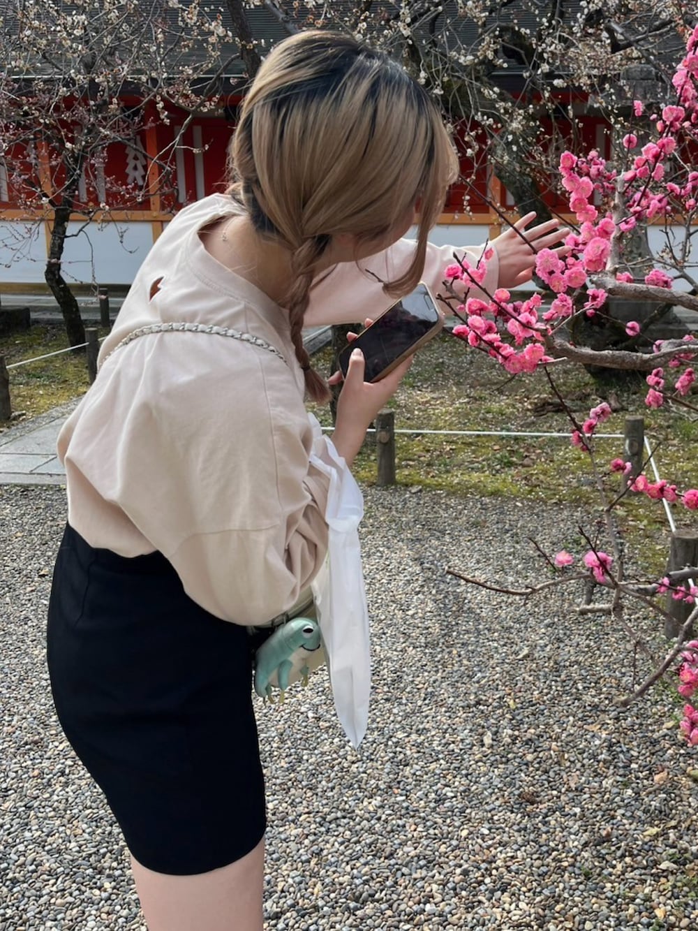 ベージュ系のTシャツ/カットソー、ホワイト系のショルダーバッグ、ブラック系のローファーを着用したレディースの秋コーディネートの2枚目の写真