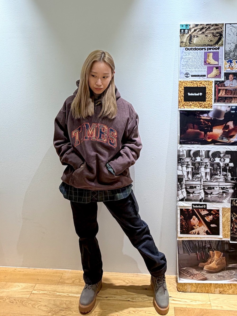 ブラウン系のパーカー、グリーン系のシャツ/ブラウス、ブラック系のパンツを着用したレディースの秋コーディネートの2枚目の写真