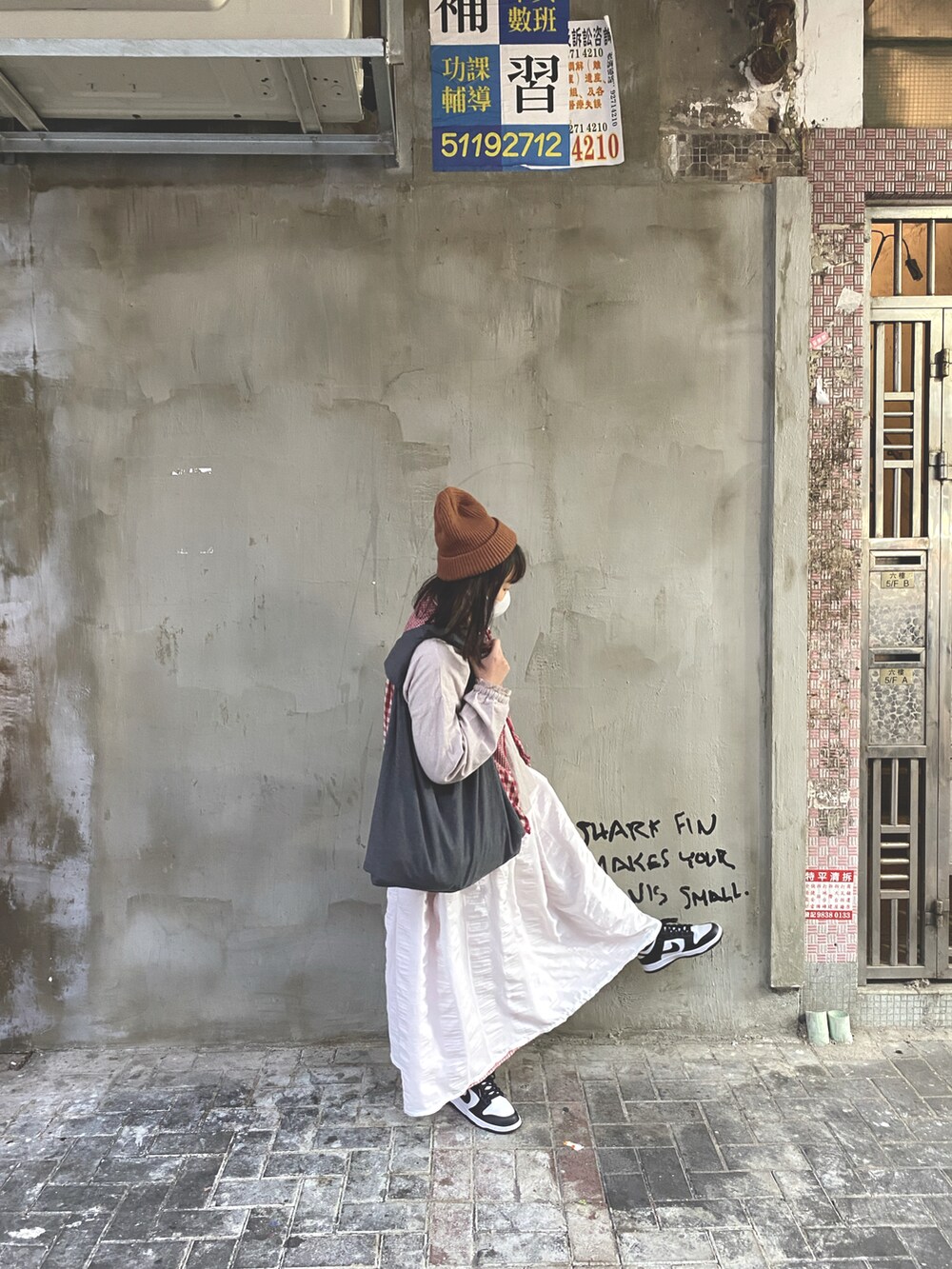 ホワイト系のスニーカーを着用したレディースの春コーディネートの2枚目の写真