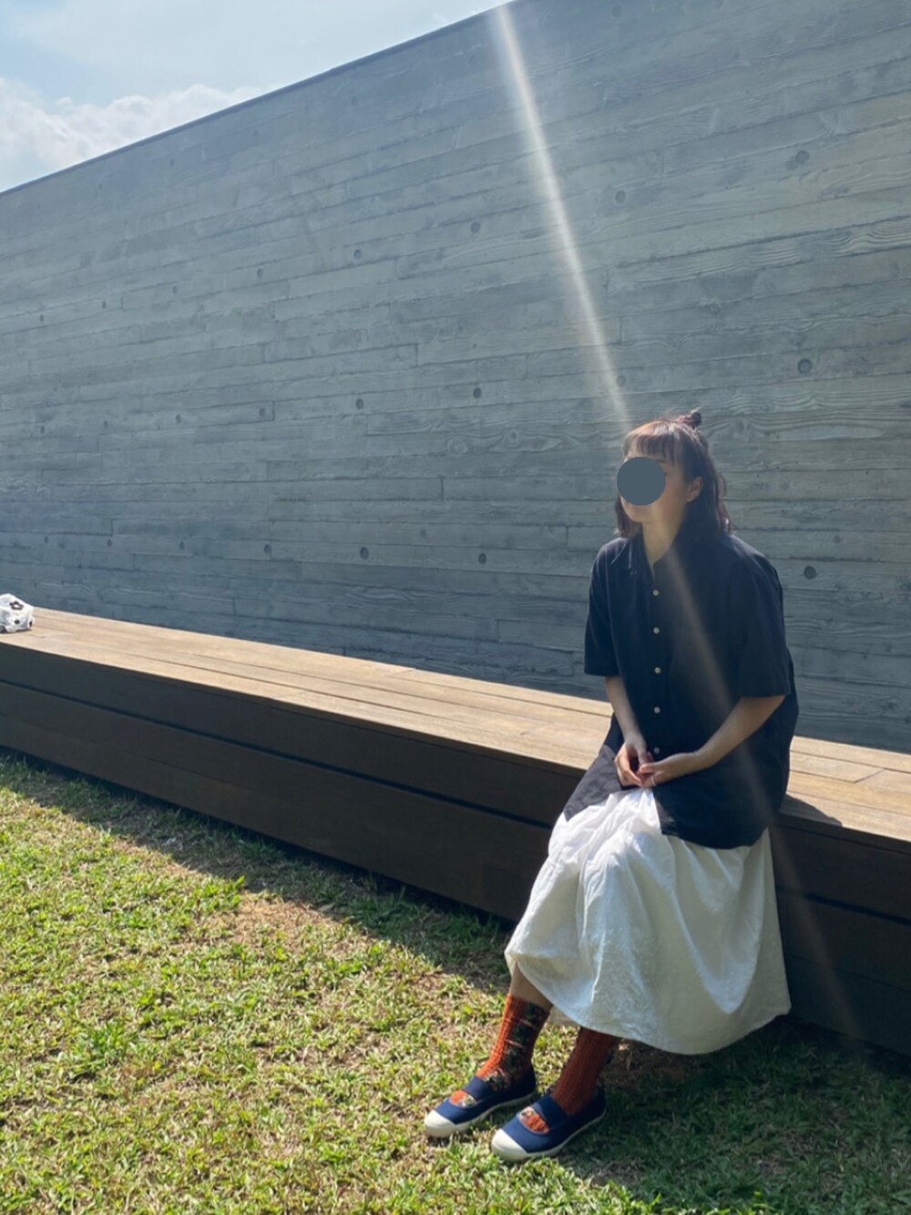 ブルー系のシューズを着用したレディースの春コーディネートの2枚目の写真