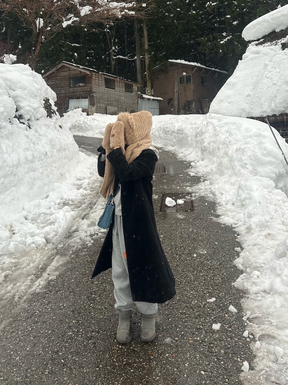 グレー系のスウェットパンツ、グレー系のブーツ、グレー系のパーカーを着用したレディースの冬コーディネートの2枚目の写真