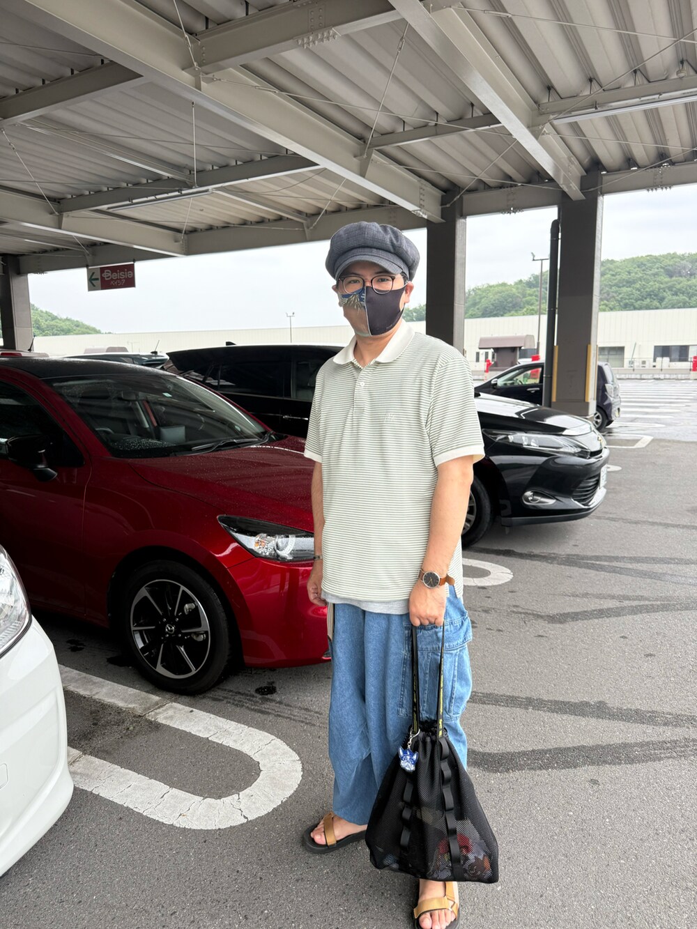 その他のポロシャツ、その他のカーゴパンツ、その他のサンダルを着用したメンズの夏コーディネートの2枚目の写真