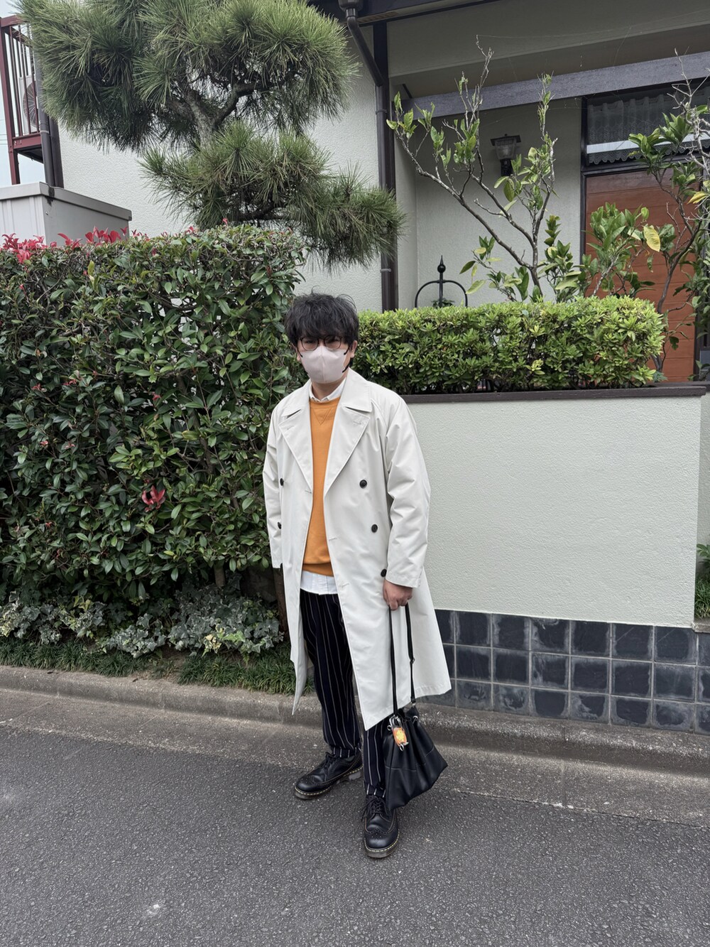 ベージュ系のトレンチコート、イエロー系のスウェット、その他のその他パンツを着用したメンズの秋コーディネートの2枚目の写真