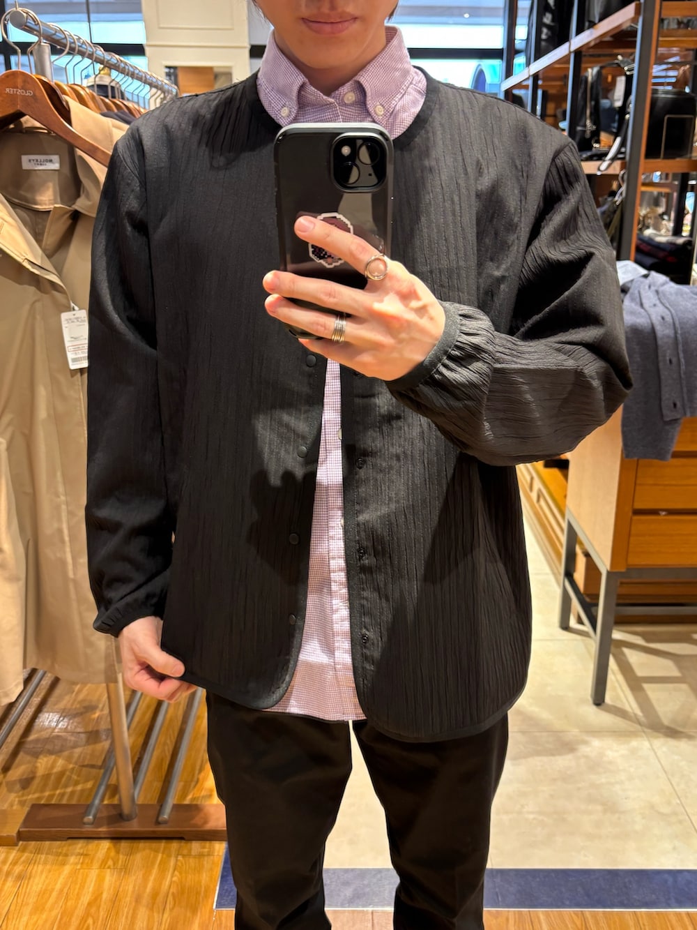 ブルー系のブルゾンを着用したメンズの冬コーディネートの3枚目の写真