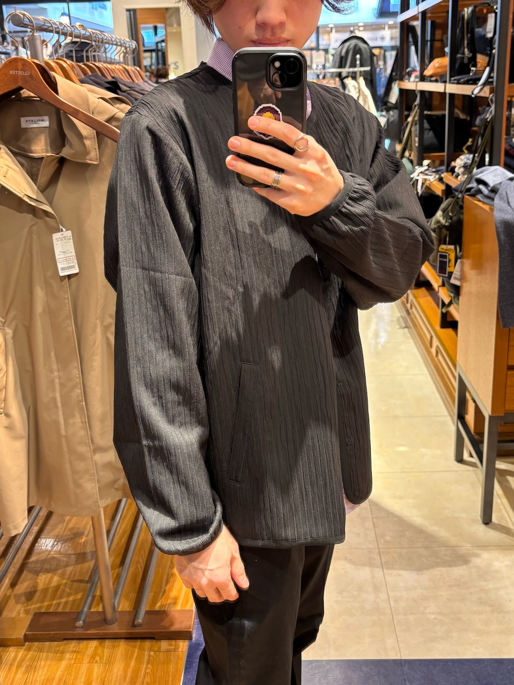 ブルー系のブルゾンを着用したメンズの冬コーディネートの4枚目の写真