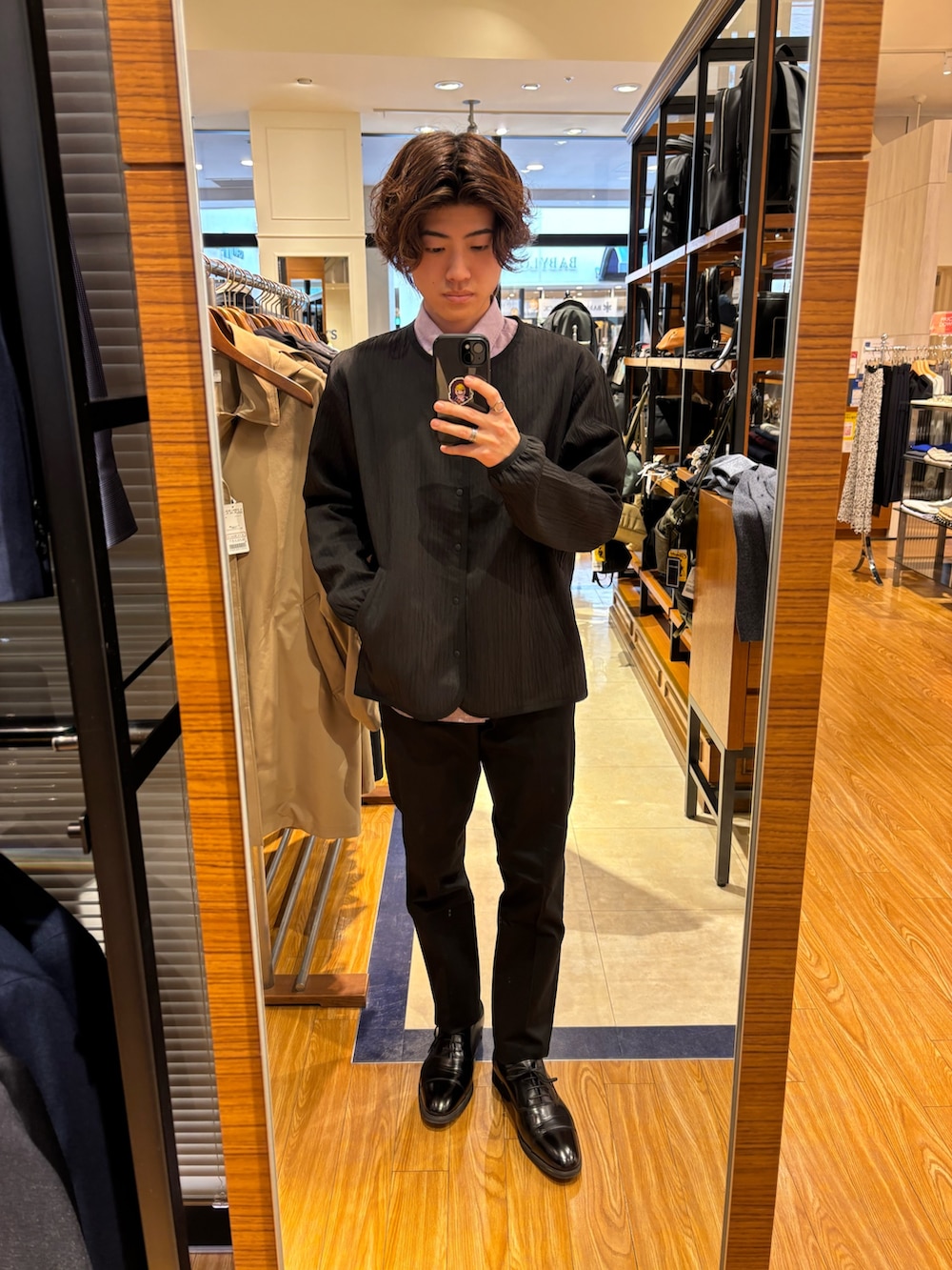 ブルー系のブルゾンを着用したメンズの冬コーディネートの2枚目の写真