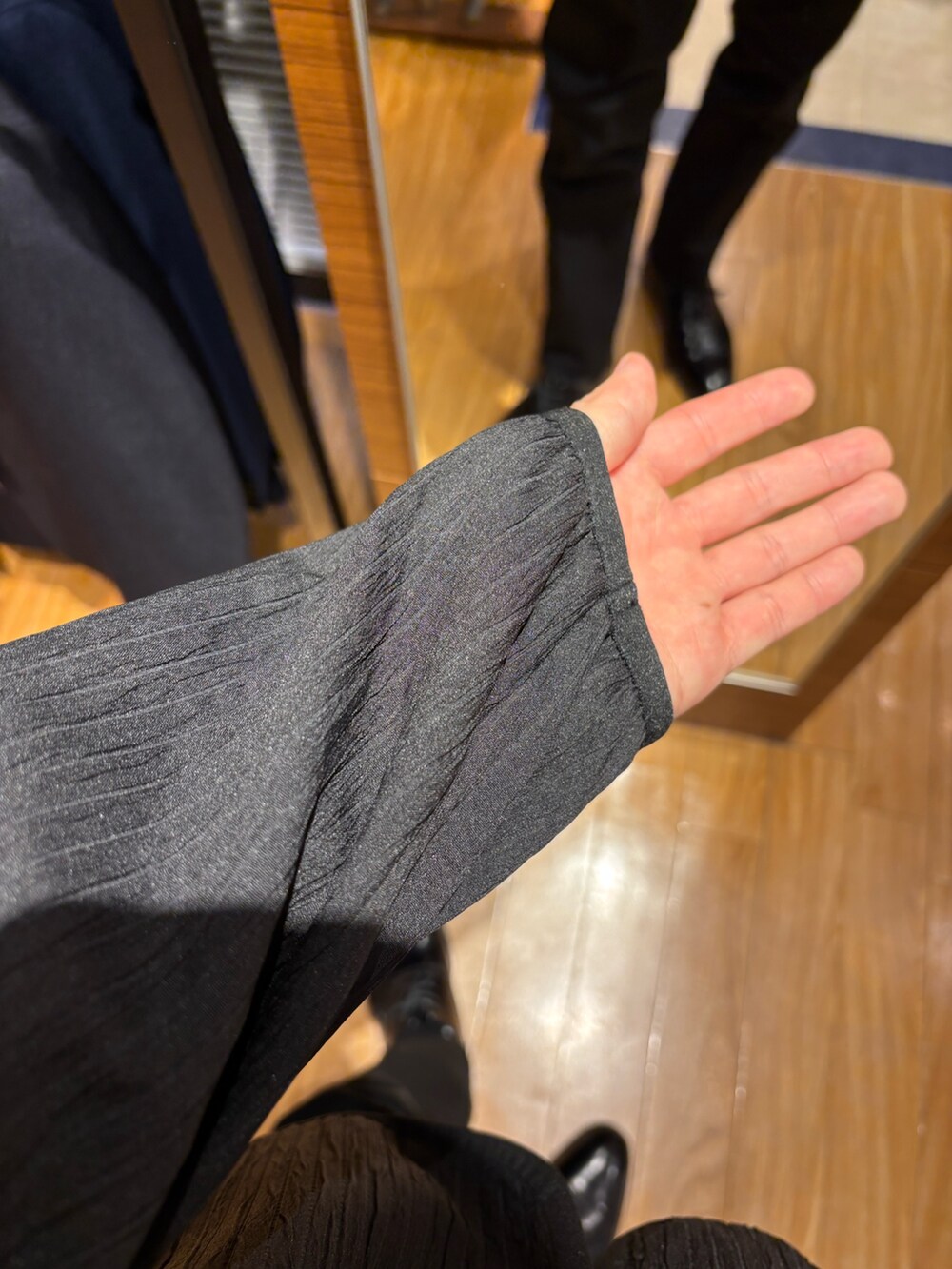 ブルー系のブルゾンを着用したメンズの冬コーディネートの5枚目の写真