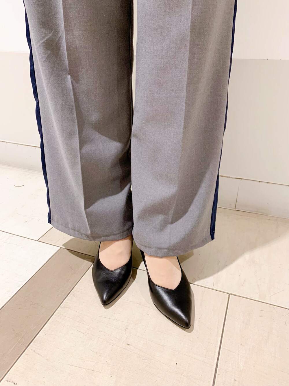 ブラック系のパンプスを着用したレディースの春コーディネートの2枚目の写真