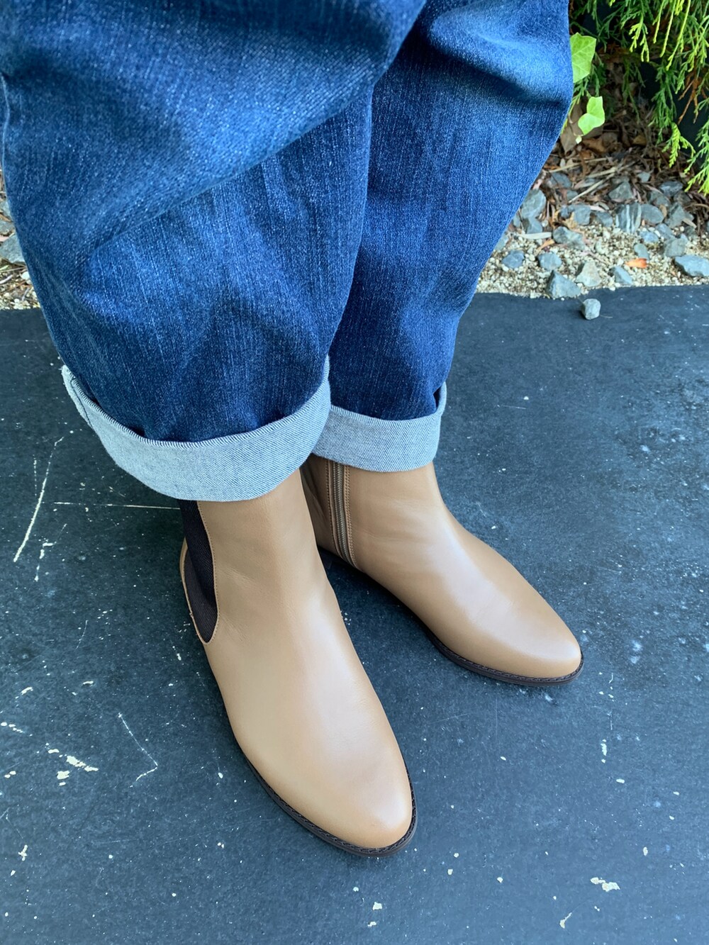 ブラウン系のブーツを着用したレディースの冬コーディネートの2枚目の写真