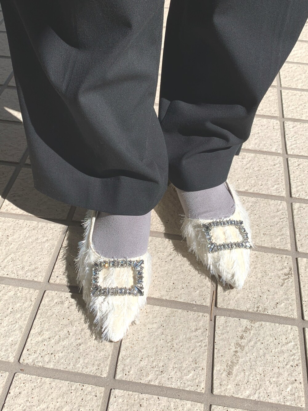 ホワイト系のパンプスを着用したレディースの春コーディネートの2枚目の写真