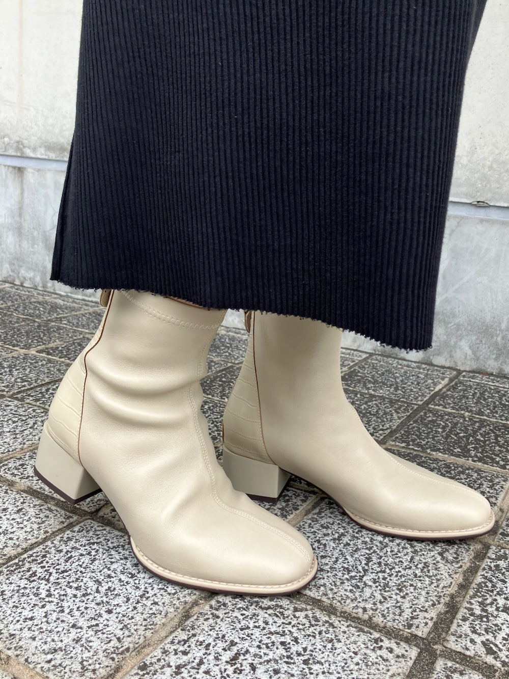 ホワイト系のブーツを着用したレディースの秋コーディネートの3枚目の写真