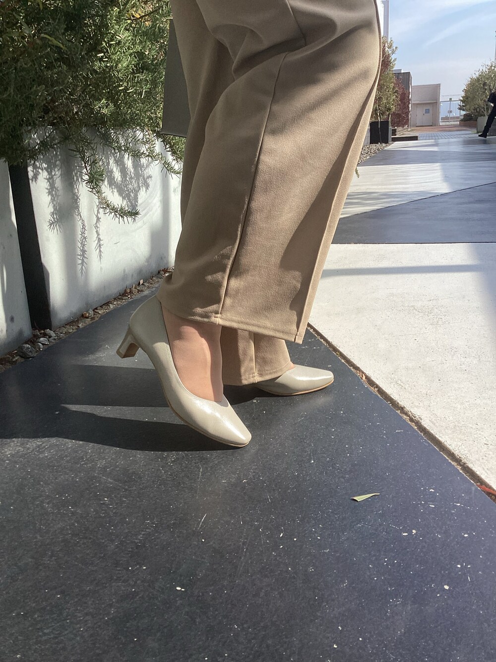 グレー系のパンプスを着用したレディースの冬コーディネートの2枚目の写真