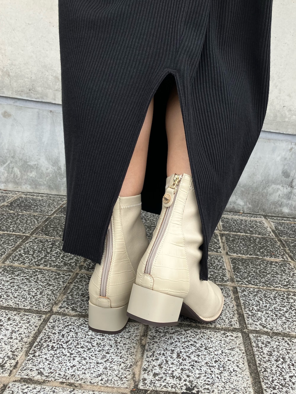 ホワイト系のブーツを着用したレディースの秋コーディネートの2枚目の写真