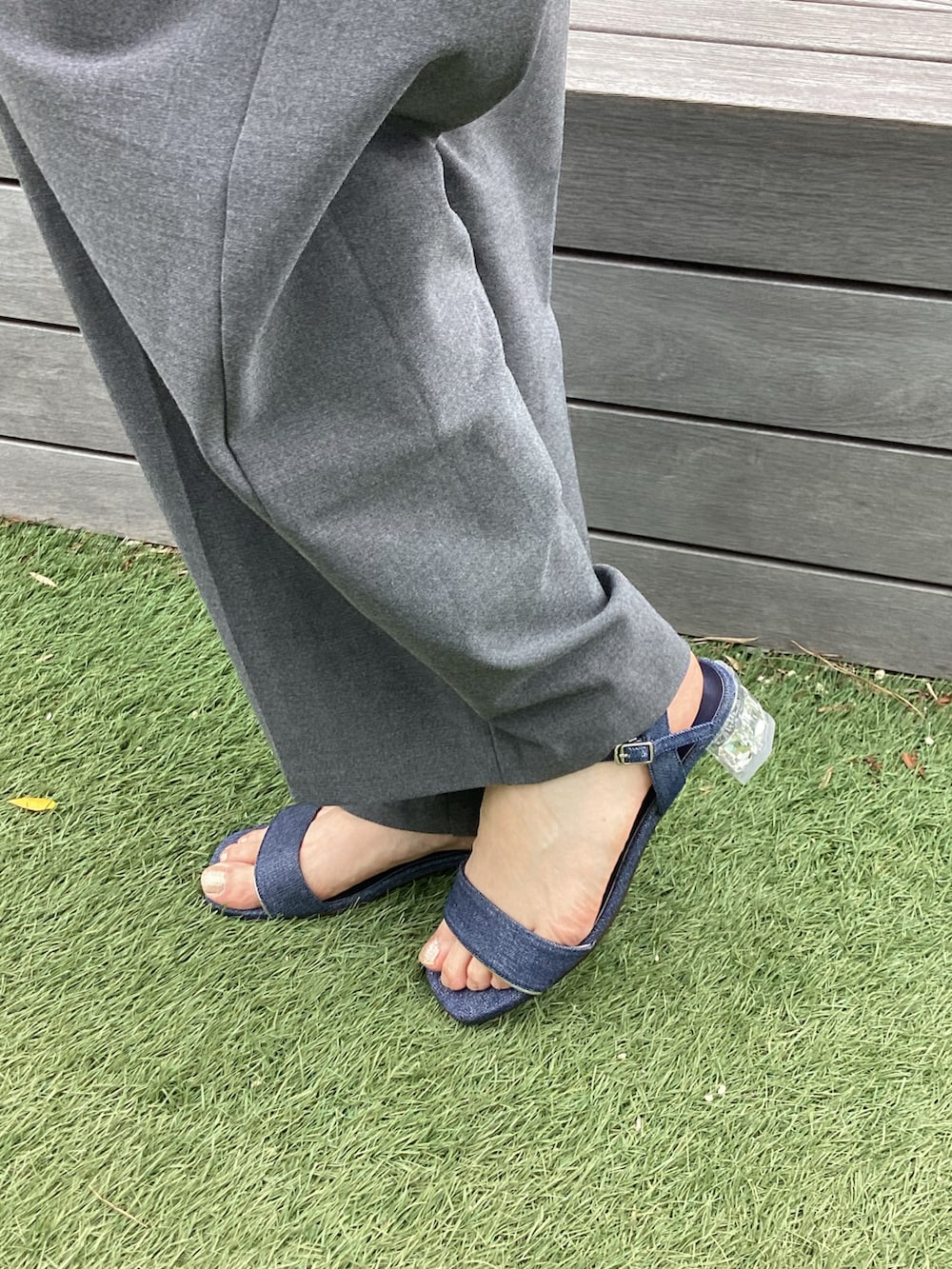 ブルー系のサンダルを着用したレディースの夏コーディネートの2枚目の写真