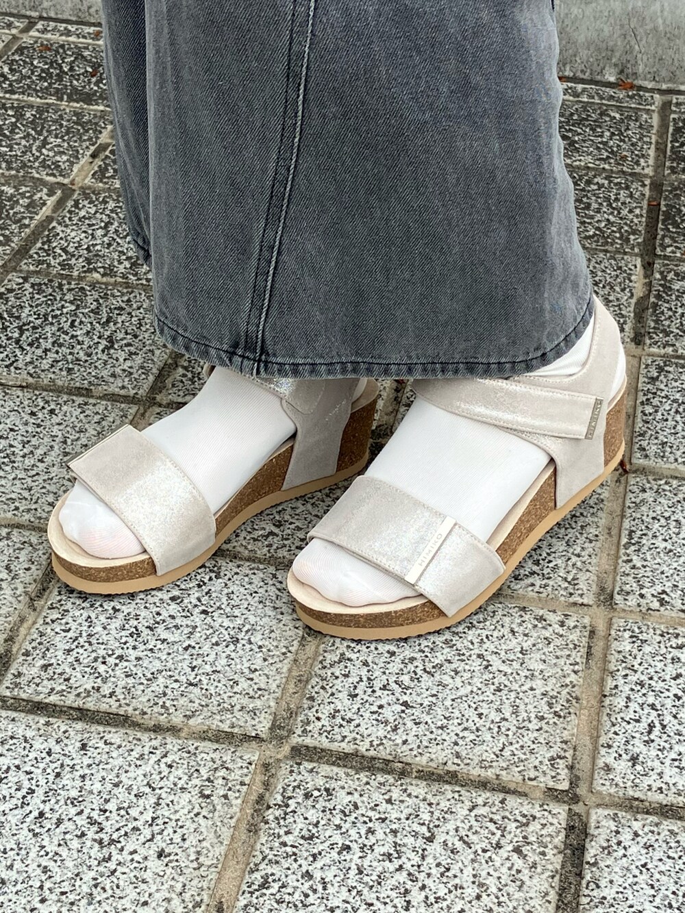 シルバー系のサンダルを着用したレディースの夏コーディネートの2枚目の写真