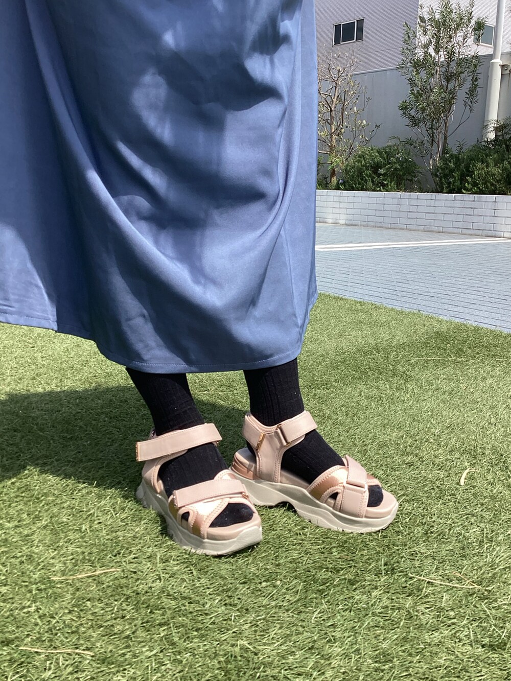 ベージュ系のサンダルを着用したレディースの春コーディネートの2枚目の写真