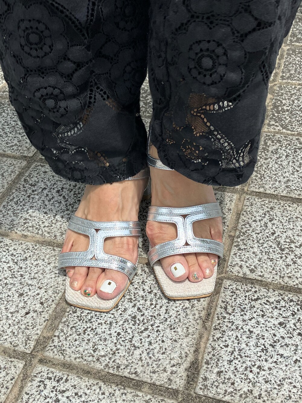 シルバー系のサンダルを着用したレディースの夏コーディネートの2枚目の写真