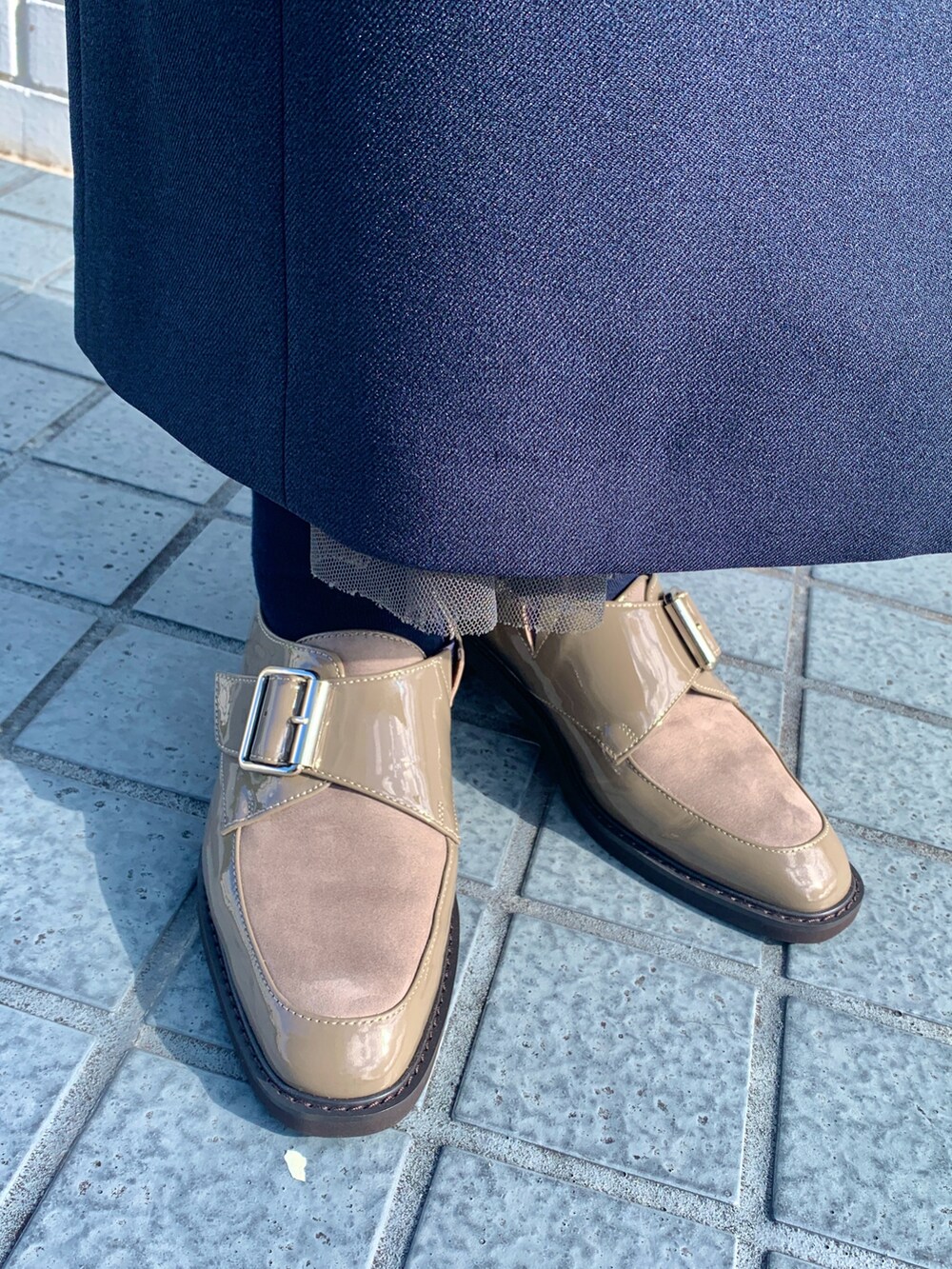 グレー系のパンプスを着用したレディースの秋コーディネートの2枚目の写真