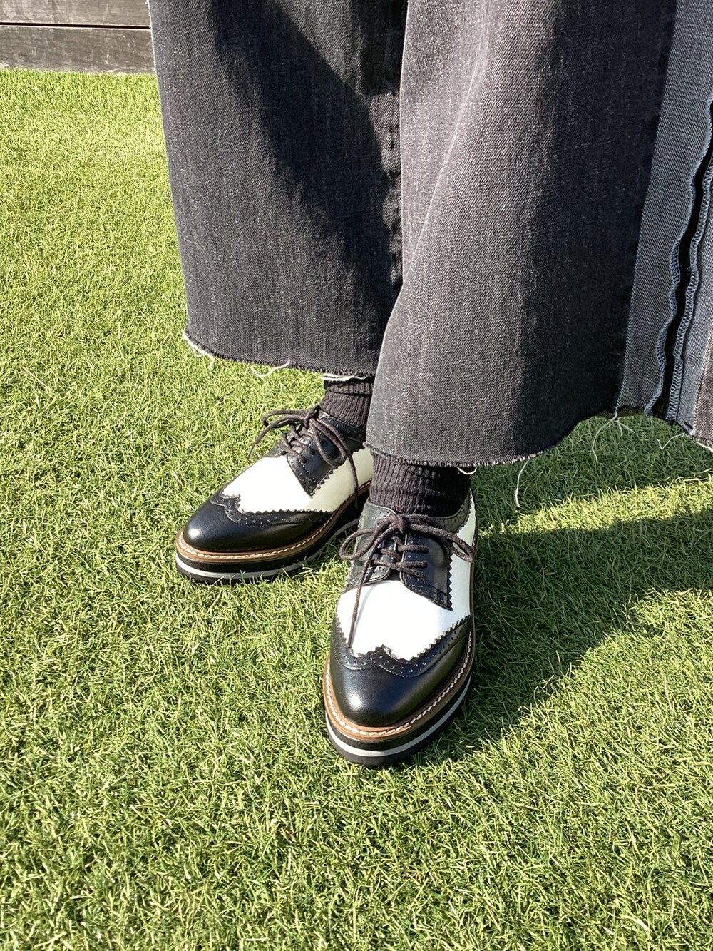 ブラック系のドレスシューズを着用したレディースの冬コーディネートの2枚目の写真