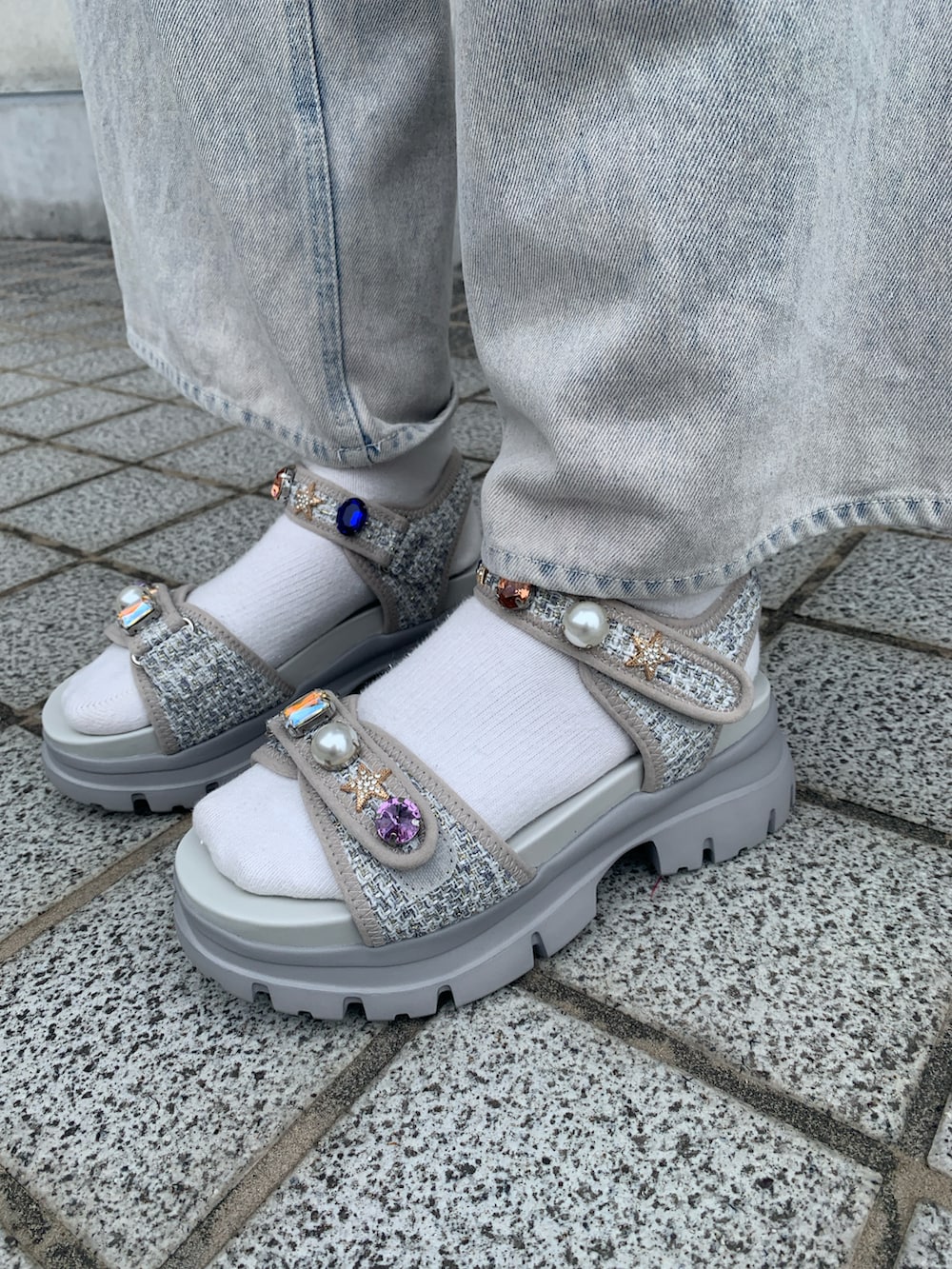 グレー系のサンダルを着用したレディースの春コーディネートの2枚目の写真