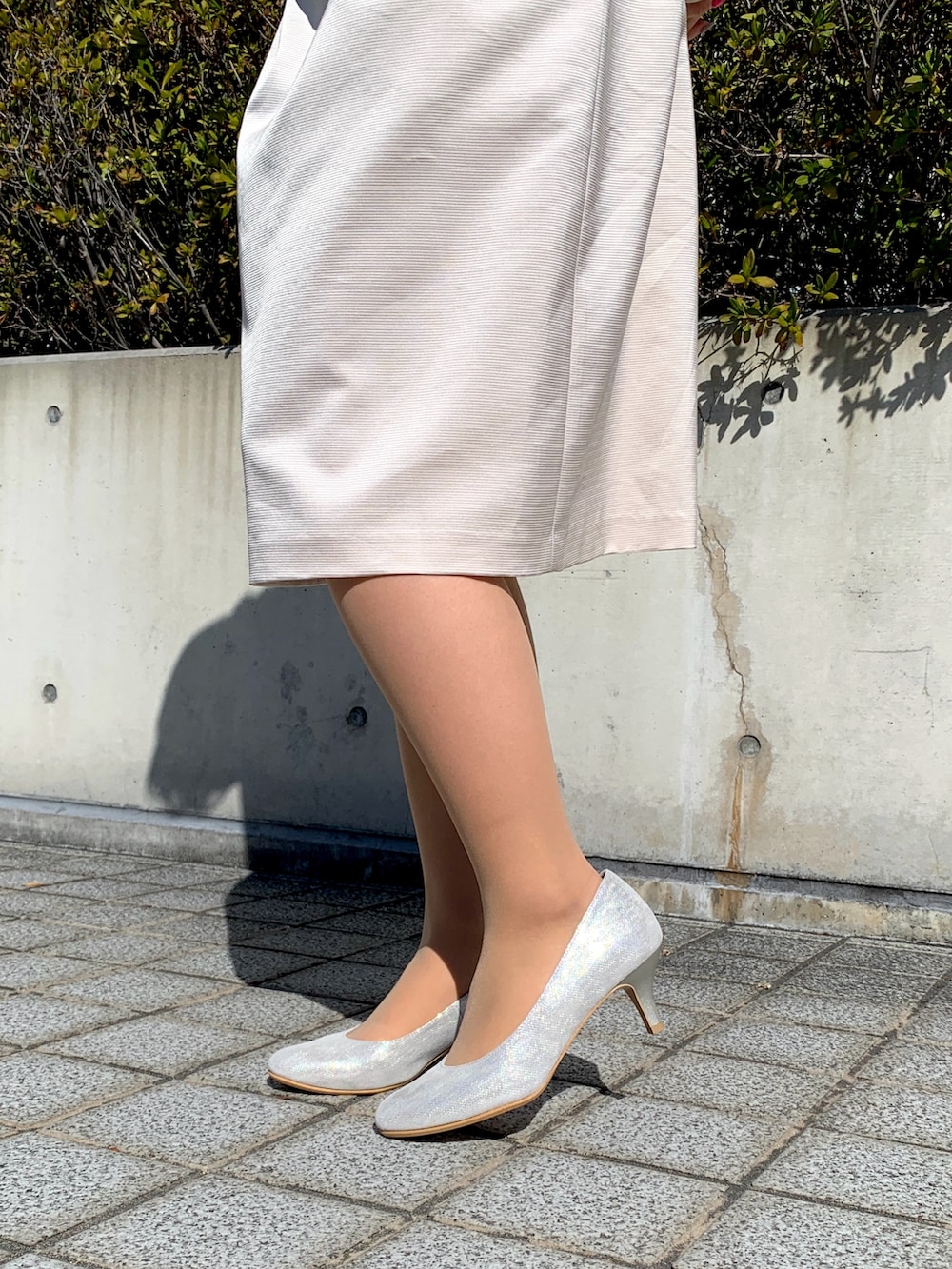 シルバー系のパンプスを着用したレディースの冬コーディネートの3枚目の写真