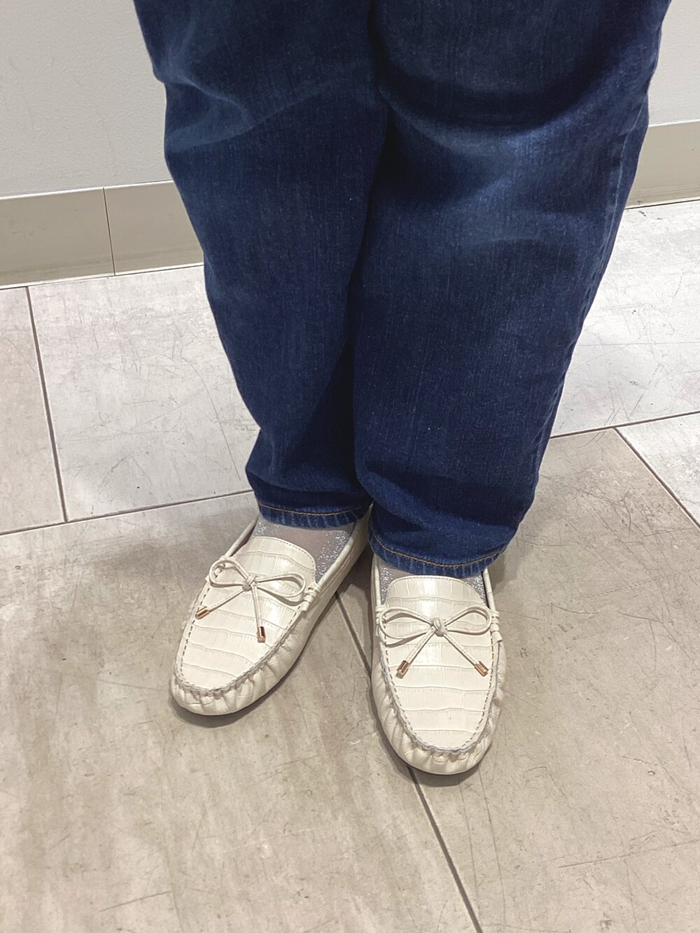 ホワイト系のモカシン/デッキシューズを着用したレディースの秋コーディネートの2枚目の写真