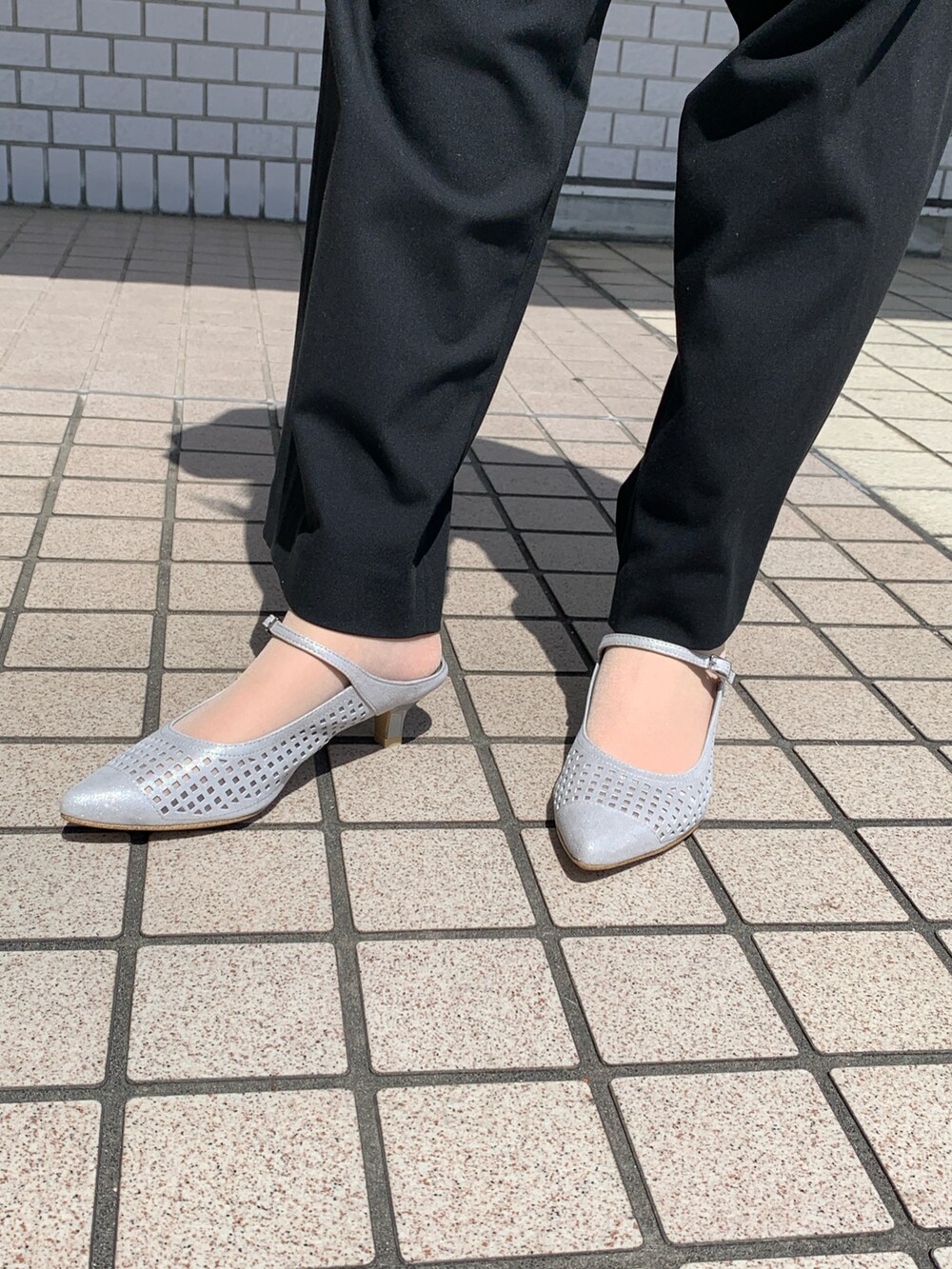 グレー系のパンプスを着用したレディースの春コーディネートの2枚目の写真