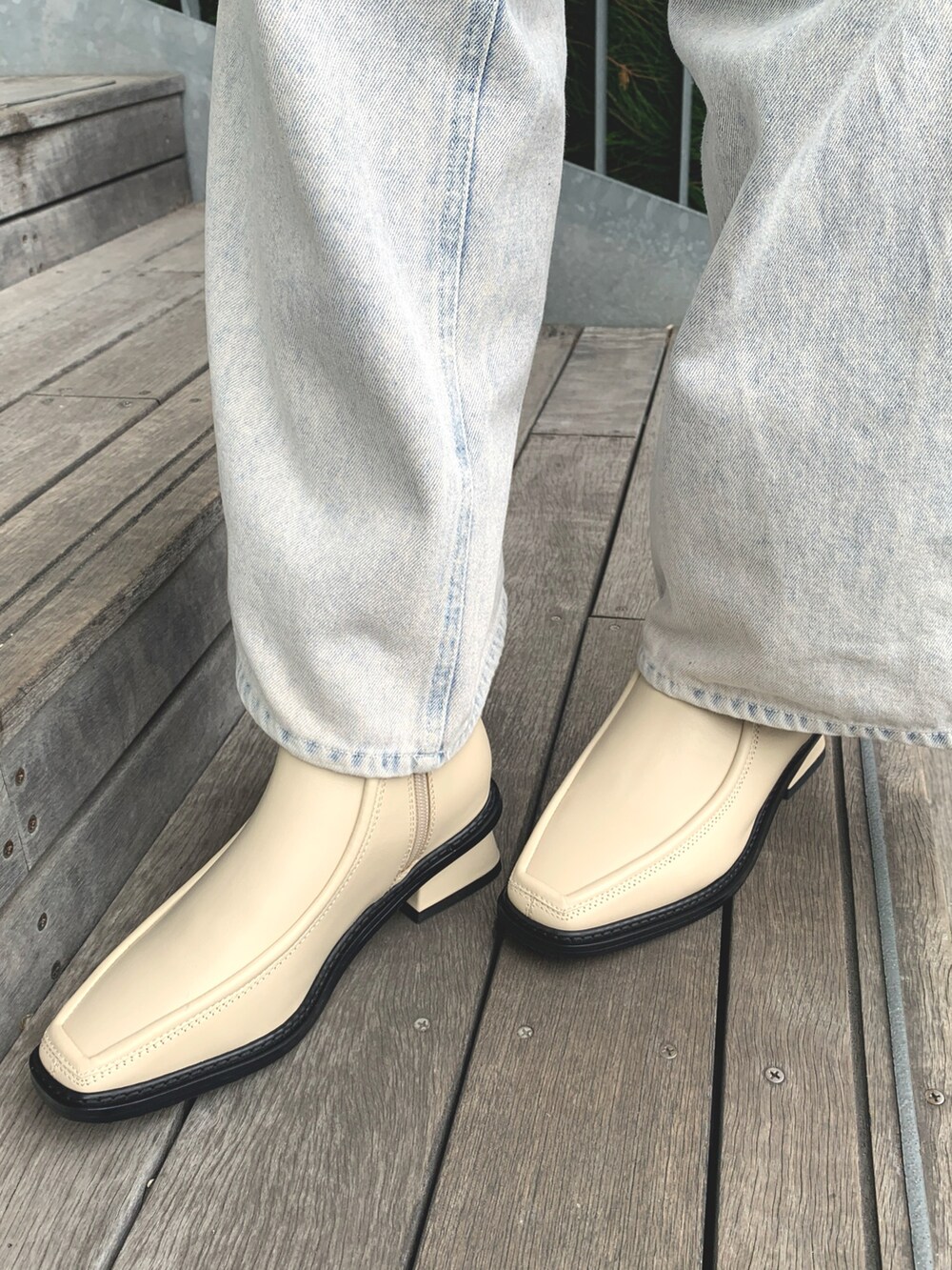 ホワイト系のブーツを着用したレディースの冬コーディネートの2枚目の写真