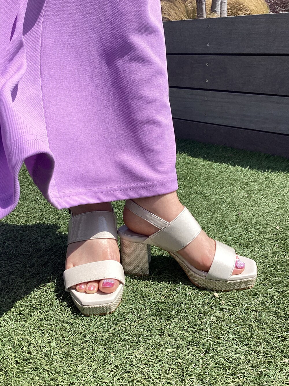 ホワイト系のサンダルを着用したレディースの春コーディネートの2枚目の写真