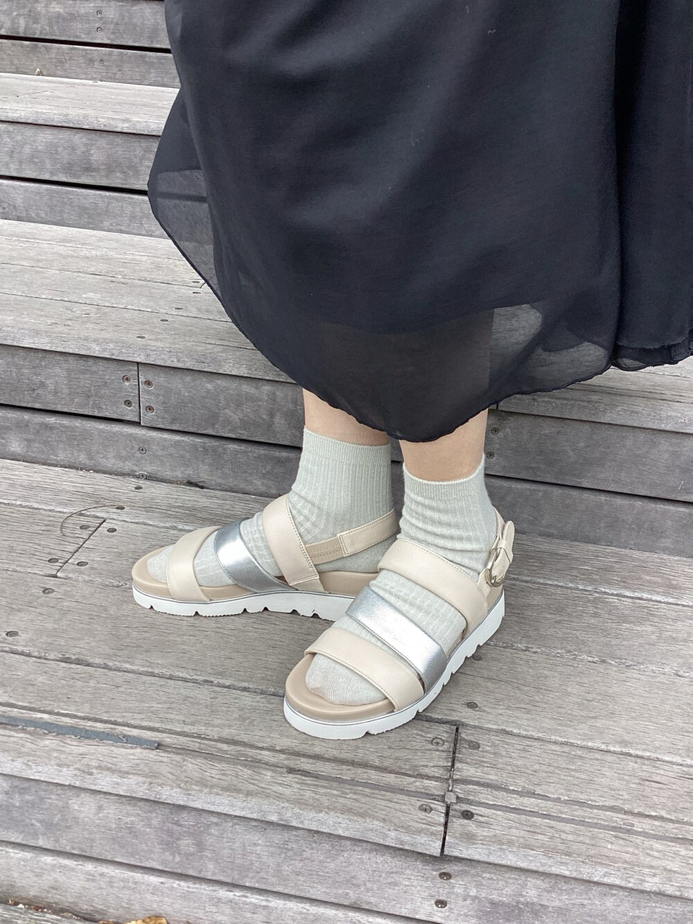 ホワイト系のサンダルを着用したレディースの春コーディネートの2枚目の写真