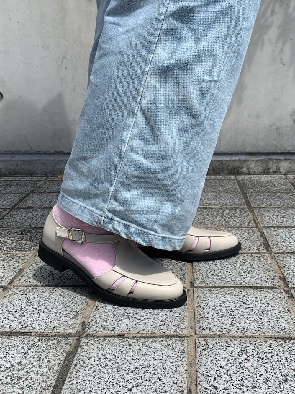 ホワイト系のパンプスを着用したレディースの春コーディネートの2枚目の写真