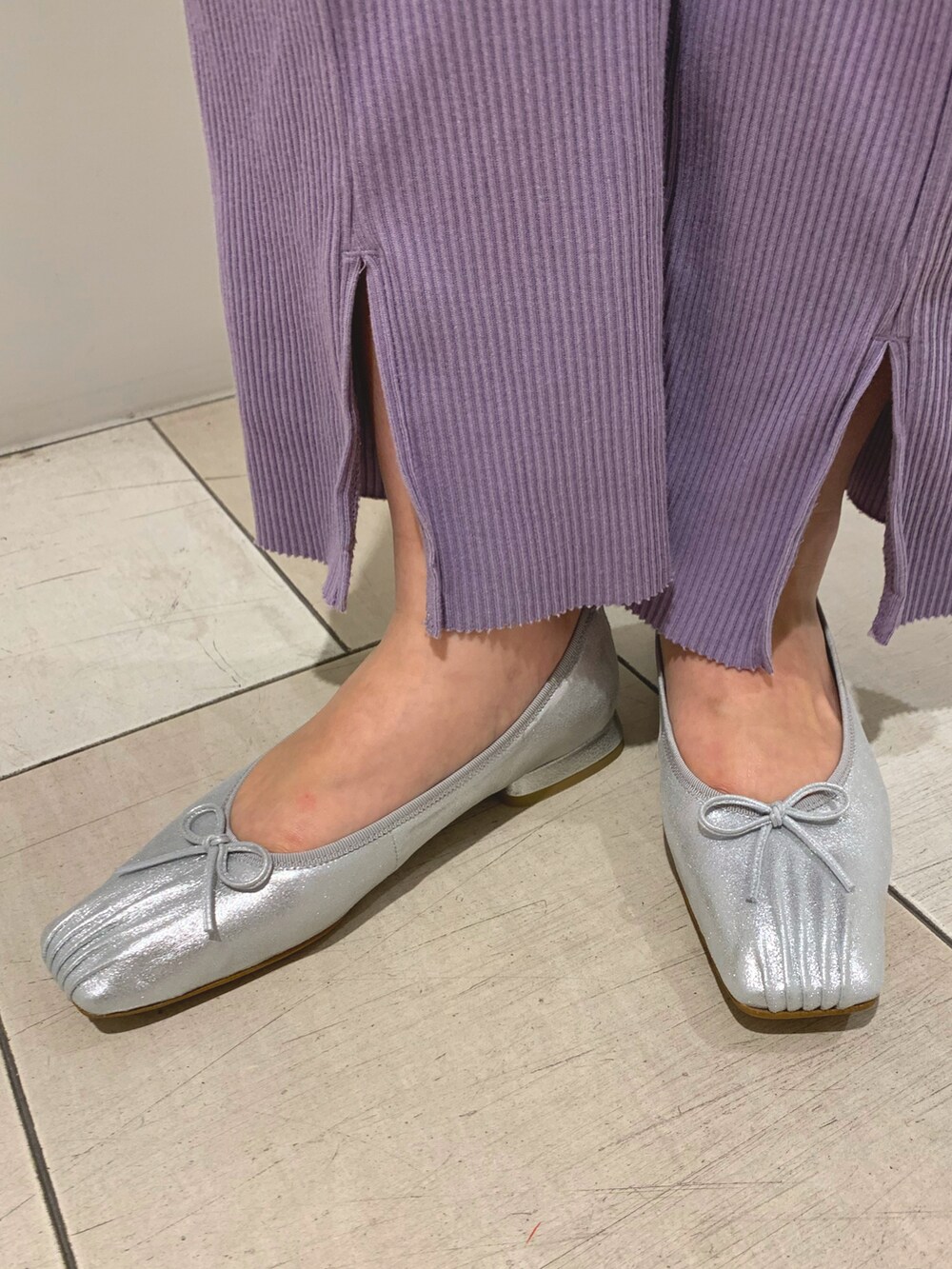 シルバー系のパンプスを着用したレディースの春コーディネートの2枚目の写真