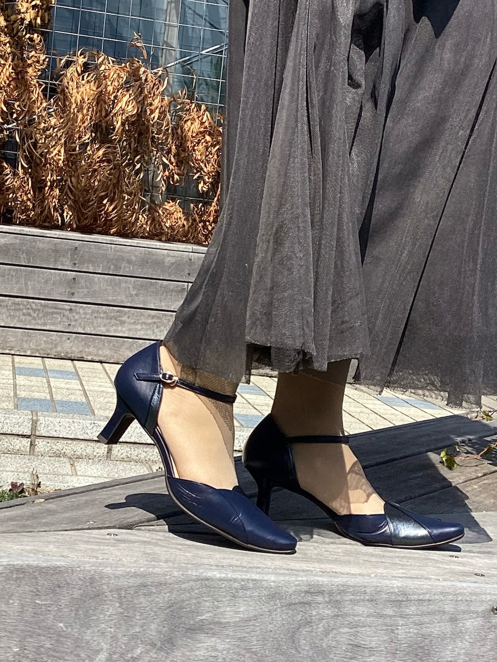 ブルー系のパンプスを着用したレディースの春コーディネートの2枚目の写真