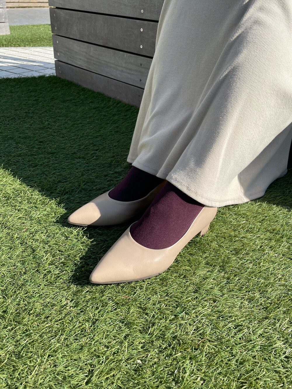 ベージュ系のパンプスを着用したレディースの冬コーディネートの2枚目の写真