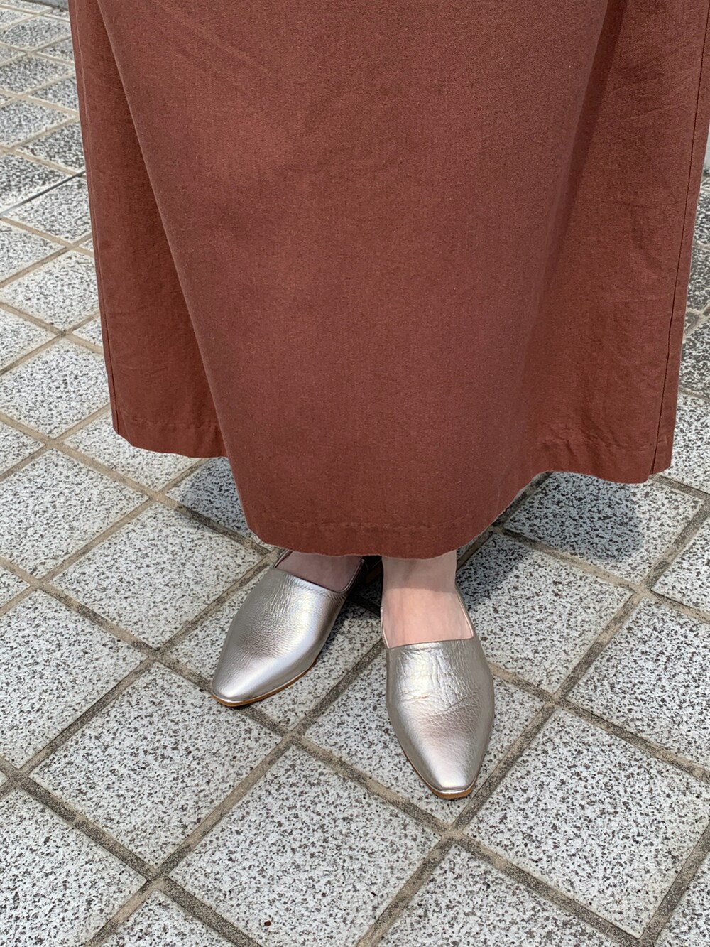 ホワイト系のバッグ、シルバー系のパンプスを着用したレディースの春コーディネートの2枚目の写真