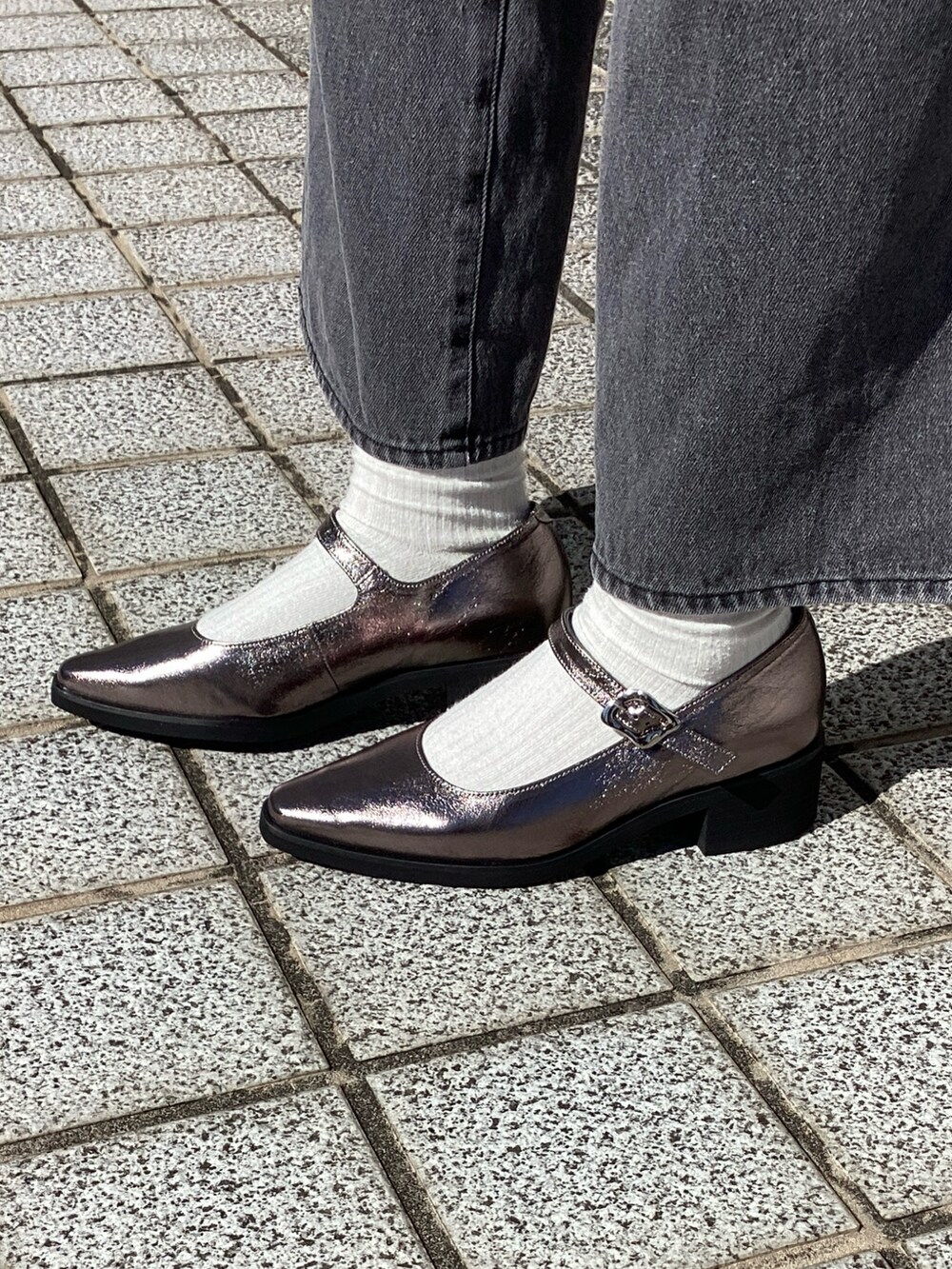 その他のパンプスを着用したレディースの秋コーディネートの2枚目の写真