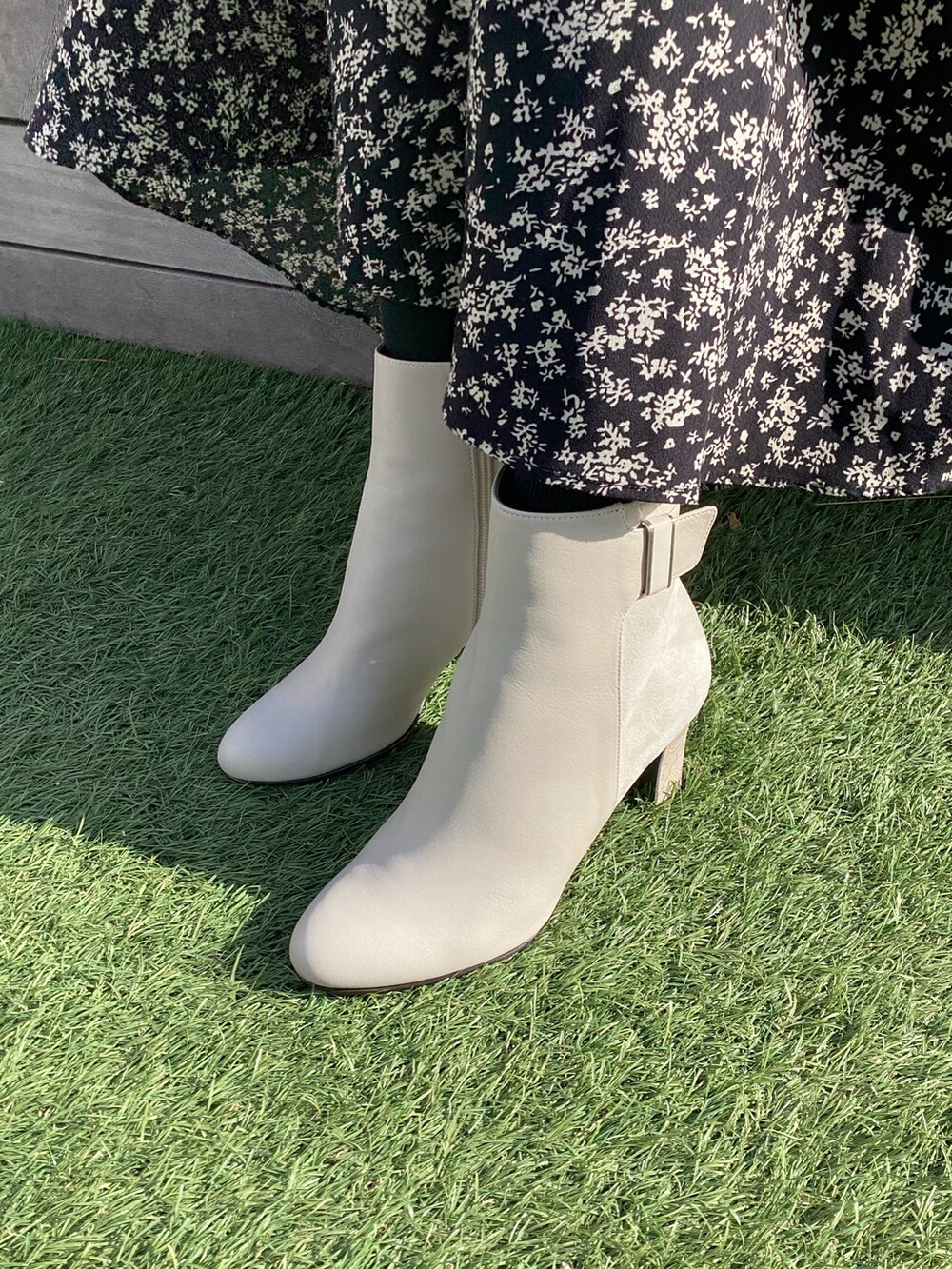 ホワイト系のブーツを着用したレディースの冬コーディネートの2枚目の写真