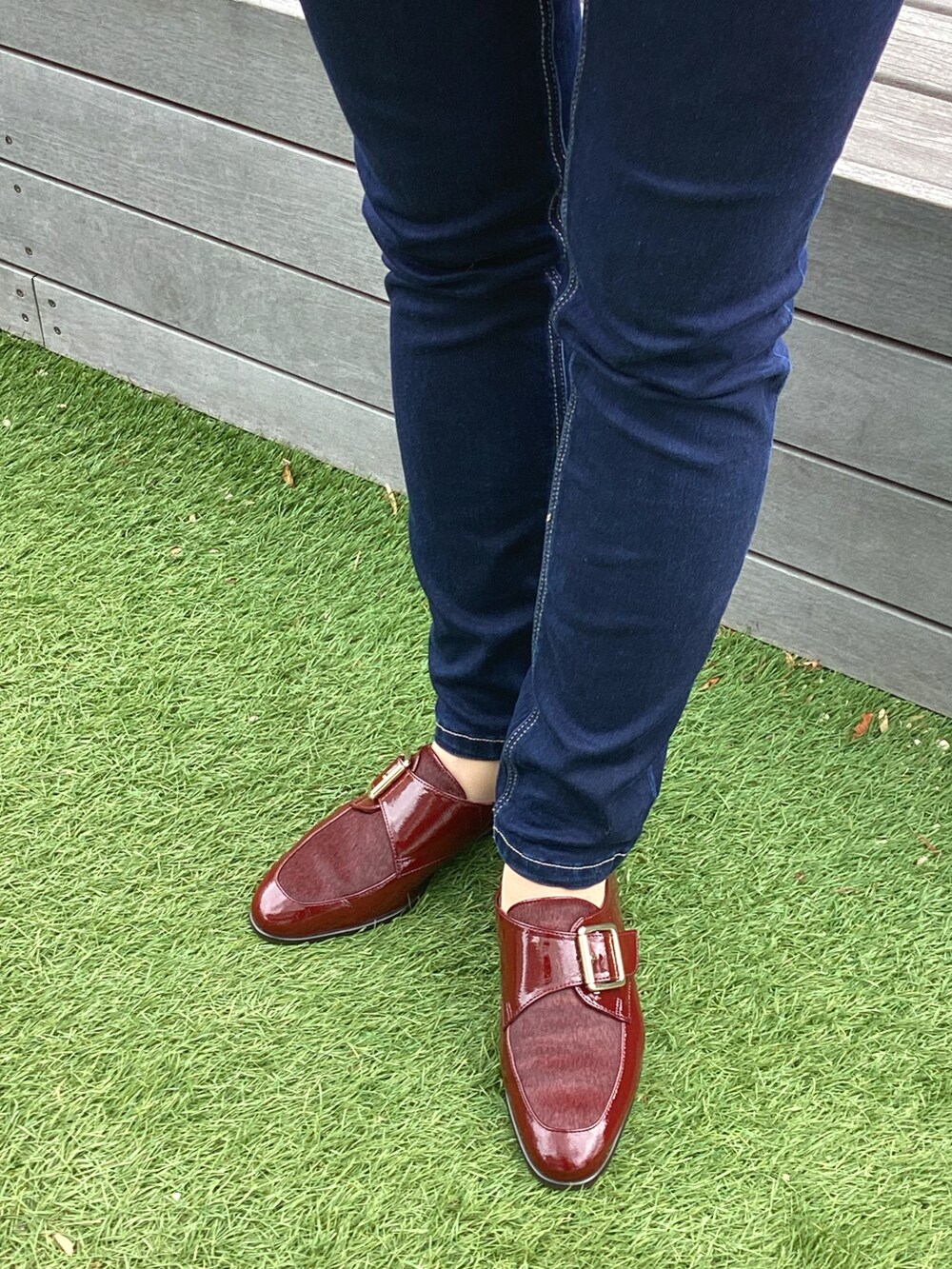 レッド系のスリッポンを着用したレディースの秋コーディネートの2枚目の写真