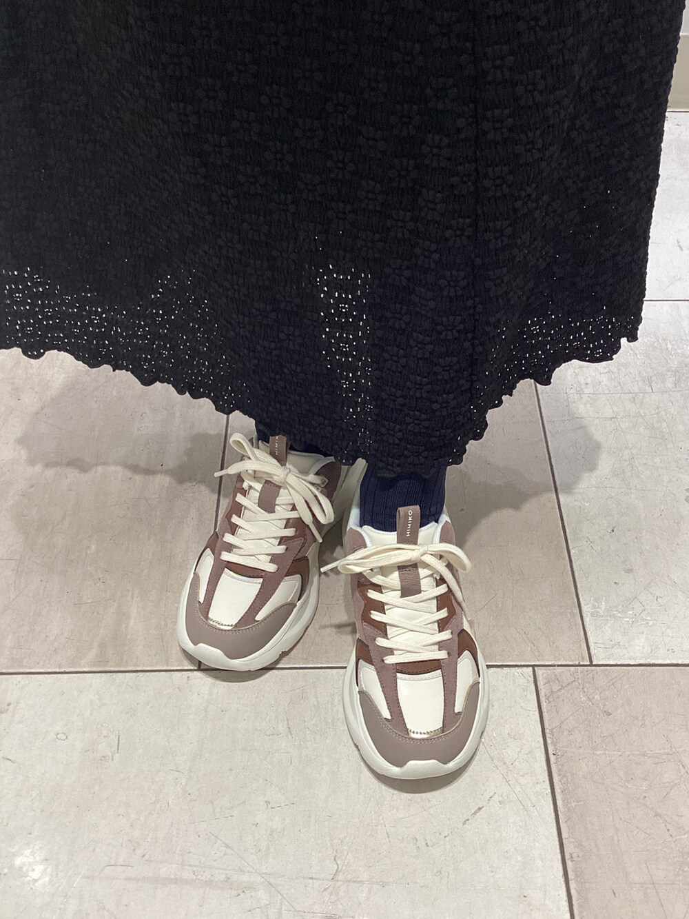 ブラウン系のスニーカーを着用したレディースの春コーディネートの2枚目の写真