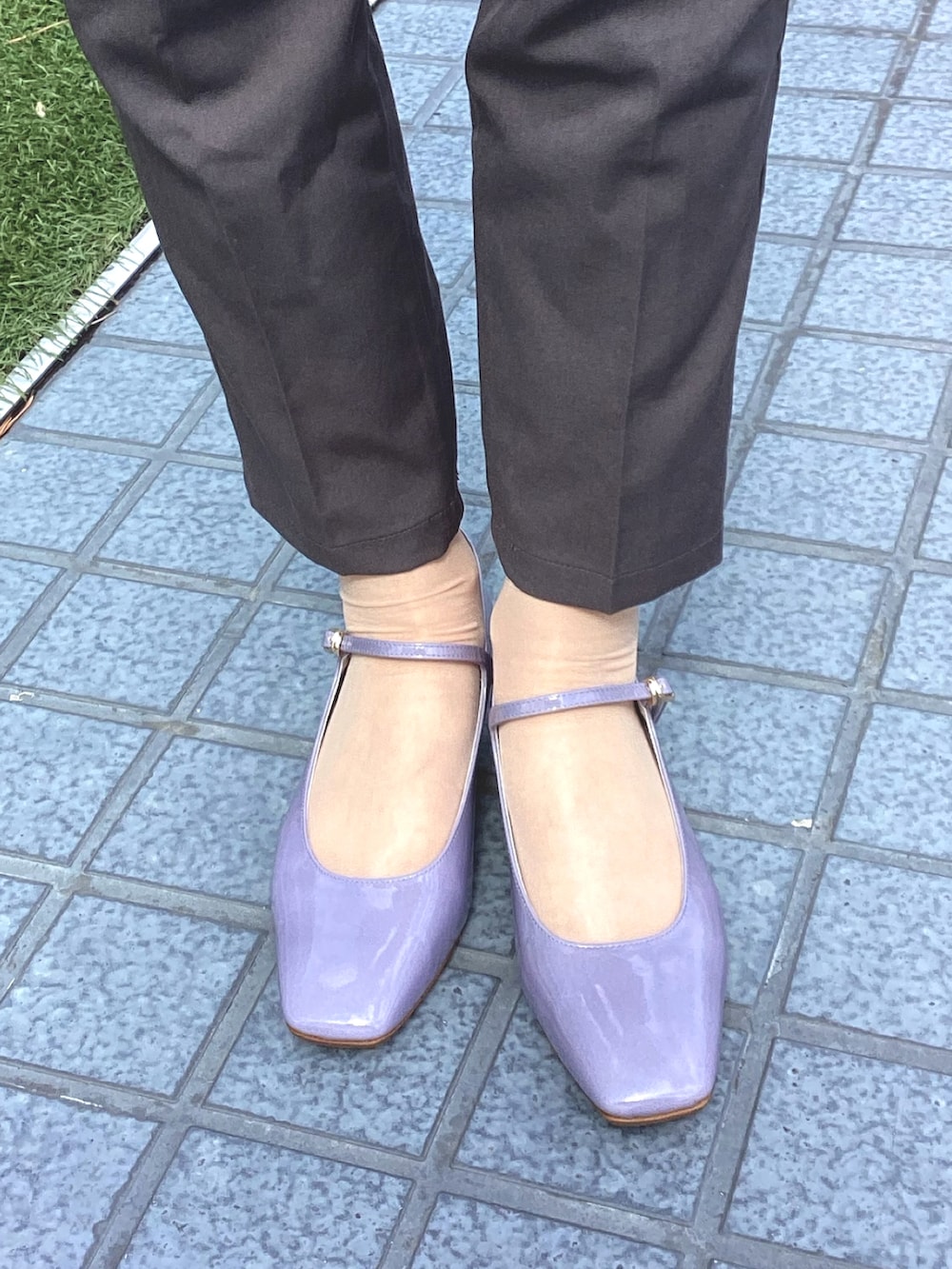 パープル系のパンプスを着用したレディースの春コーディネートの2枚目の写真