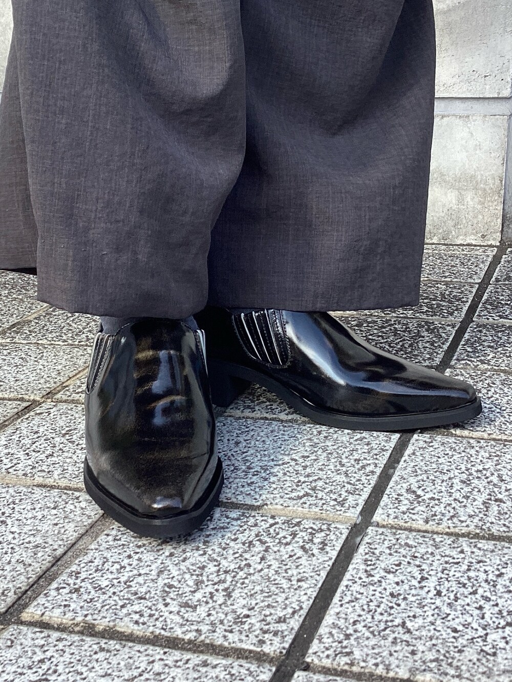 ブラック系のドレスシューズを着用したレディースの秋コーディネートの2枚目の写真