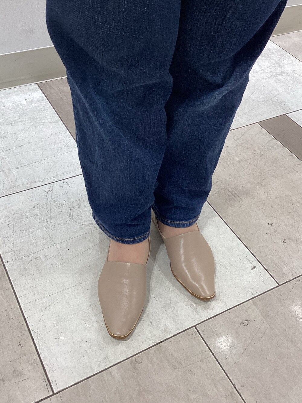 ベージュ系のパンプスを着用したレディースの春コーディネートの2枚目の写真